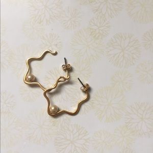 Modernist wavy Madewell pearl catcher hoops